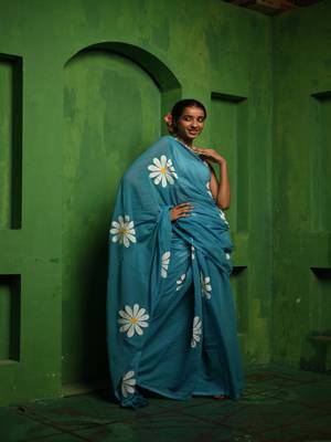 Huts and looms blue handloom cotton saree, featuring exquisite hand-painted floral designs throughout the saree. 2
