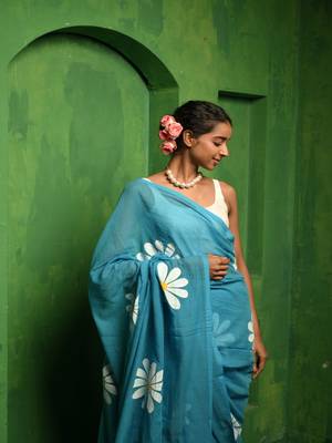Huts and looms blue handloom cotton saree, featuring exquisite hand-painted floral designs throughout the saree. 3