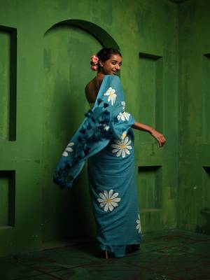 Huts and looms blue handloom cotton saree, featuring exquisite hand-painted floral designs throughout the saree. 4