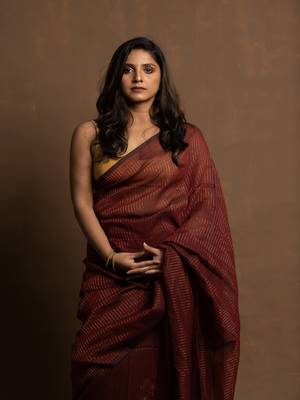Maroon gold zari stripe mul cotton saree 4