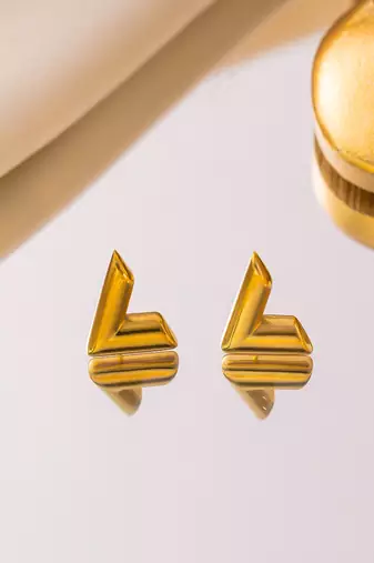 18k gold plated, waterproof v-shape earrings studs