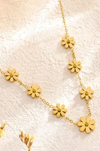 18k gold waterproof floral chain necklace with daisy charms