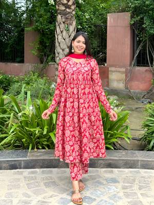ISTOCAN RED PRINTED FLORAL COTTON BLEND NAYRA CUT KURTI PANT DUPPTA  SET 1