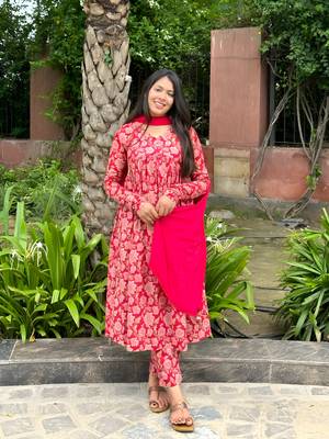 ISTOCAN RED PRINTED FLORAL COTTON BLEND NAYRA CUT KURTI PANT DUPPTA  SET 4