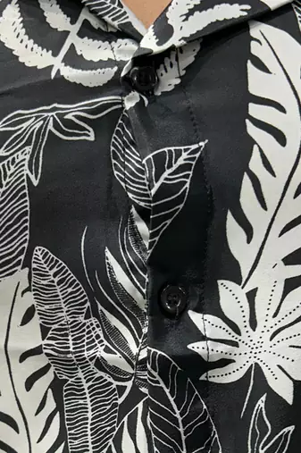  men's polyester feather print regular shirt (black )