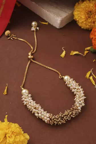 Gold and off-white pearl bracelet