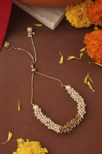 Gold and off-white pearl bracelet