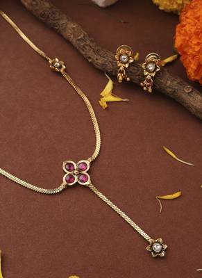 Gold-Plated Minimal Floral Pendant Necklace Set 3