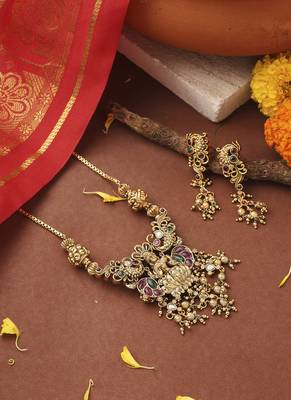 Gold-Plated Lakshmi Pendant Necklace Set 4