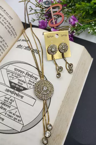 White Round Necklacer Set
