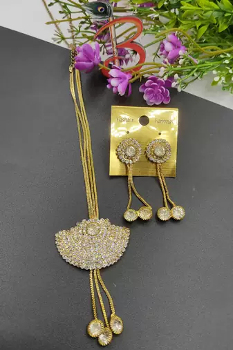 White Battertlie Necklacer Set