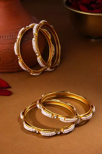 Women's set of 4 gold-plated traditional pearls beaded bangles