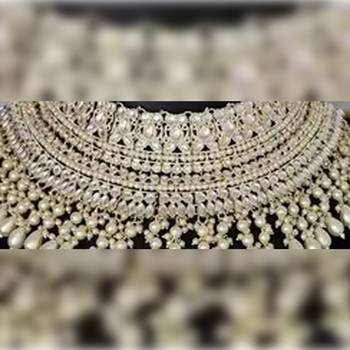 Luxurious pearl kundan bridal jewelry set - Necklace ::, earrings, tikka, and long Necklace :: 2