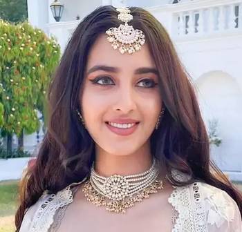 Elegant bridal jewelry set with pearl choker and ornate maang tikka 1