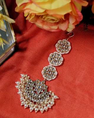 Elegant bridal jewelry set with pearl choker and ornate maang tikka 4