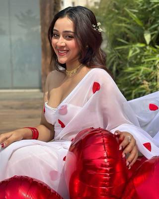 Dreamy White Georgette Heart Thread Work Bollywood Style Saree 2
