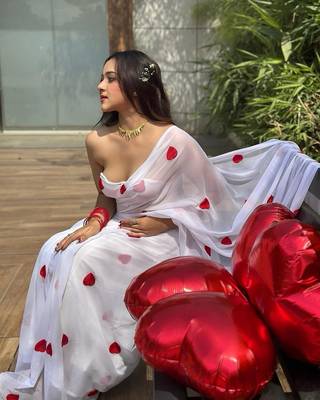 Dreamy White Georgette Heart Thread Work Bollywood Style Saree 3