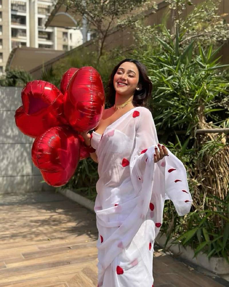 Dreamy White Georgette Heart Thread Work Bollywood Style Saree