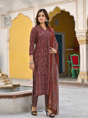 women maroon rayon blend floral printed straight kurta trousers with dupatta 5