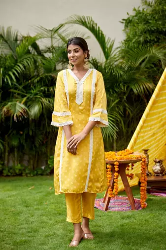 Yellow white border heavy kurta (set of 2)