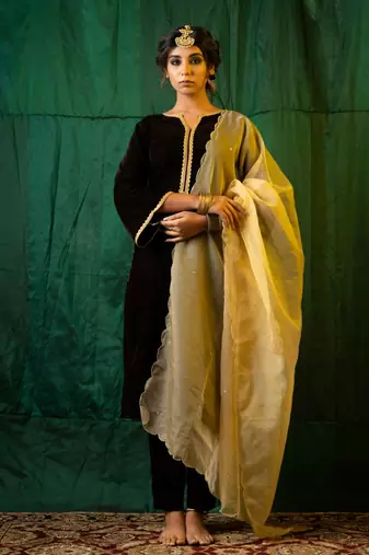 Brown velvet kurta set - (set of 3)