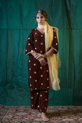 Brown embroidered velvet kurta set - (set of 3) 2