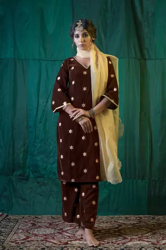 Brown embroidered velvet kurta set - (set of 3)