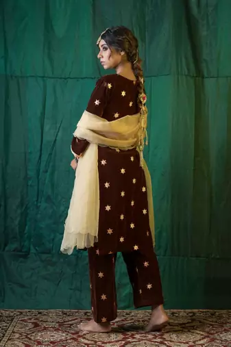 Brown embroidered velvet kurta set - (set of 3)