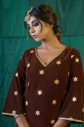 Brown embroidered velvet kurta set - (set of 3)