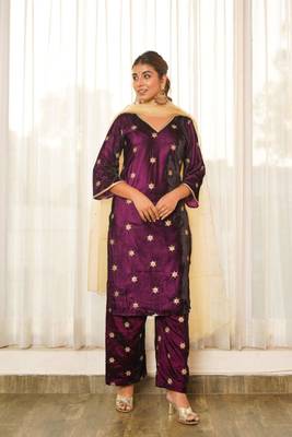 Wine embroidered velvet kurta set (set of 3) 4