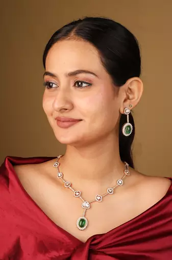 Elegant necklace with oval transparent stones & dark green pendant set