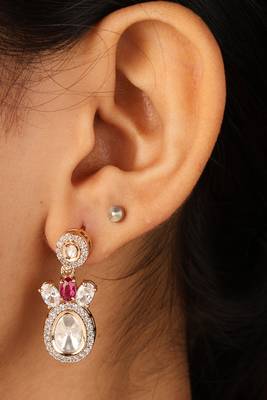 Raindrop-shaped transparent stone necklace with red accents & matching earrings 3