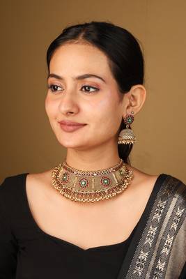 Ancient-style curved gold-plated necklace with intricate carvings & beaded earrings 2