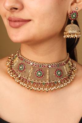 Ancient-style curved gold-plated necklace with intricate carvings & beaded earrings 1