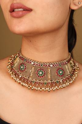 Ancient-style curved gold-plated necklace with intricate carvings & beaded earrings 4