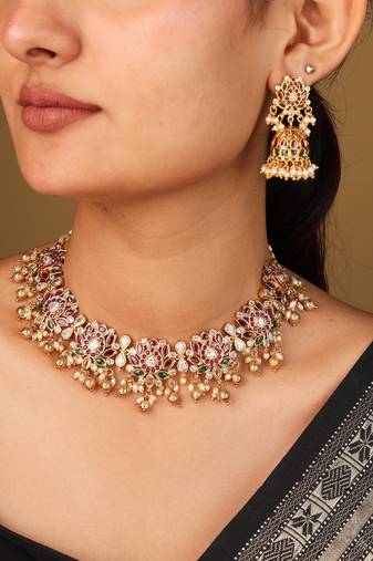 Exquisite red and green stone necklace with fine detailing for traditional elegance