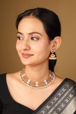 Contemporary gold-plated necklace with arranged lines & stone accents 2