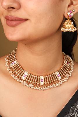 Contemporary gold-plated necklace with arranged lines & stone accents 1