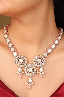 Un-cut kundan necklace with pink pearls 4