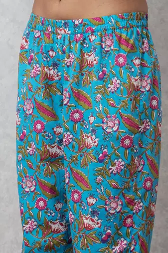 Smer women's turquoise blue cotton printed v-neck 3/4th sleeves kurta with trouser set
