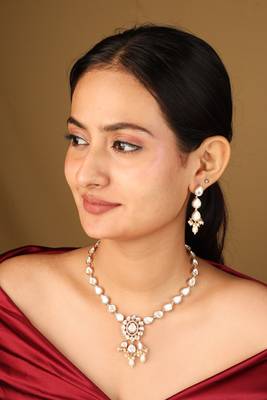 Simple necklace set with kundan stones 2