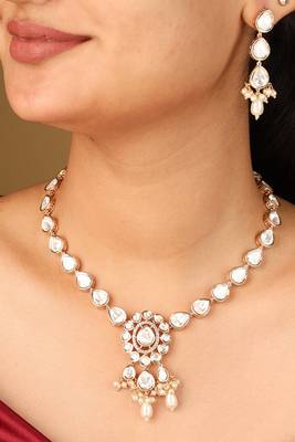Simple necklace set with kundan stones 1