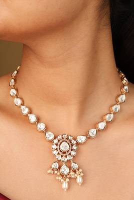 Simple necklace set with kundan stones 4