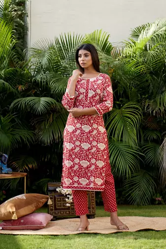 Red floral kurta pant set (set of 2)
