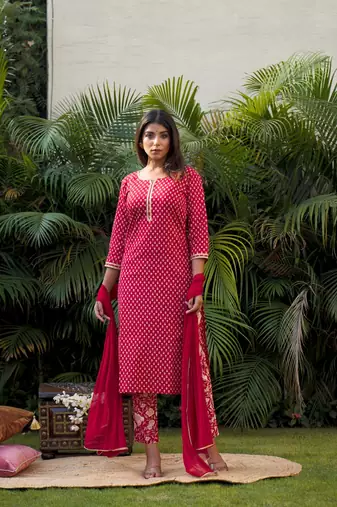 Red booti gold kurta dupatta set (set of 3)