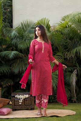 Red booti gold kurta dupatta set (set of 3) 3