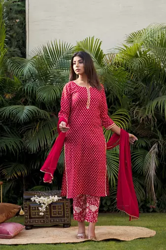 Red booti gold kurta dupatta set (set of 3)