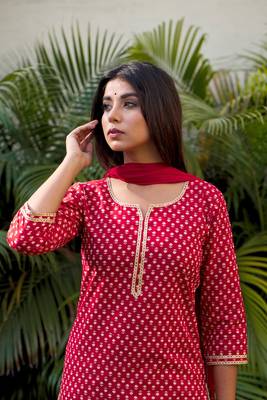 Red booti gold kurta dupatta set (set of 3) 4