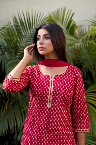 Red booti gold kurta dupatta set (set of 3)
