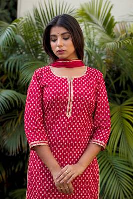 Red booti gold kurta dupatta set (set of 3) 5